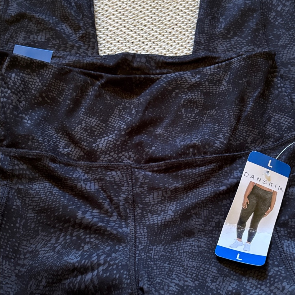 Leggings womens new size L inseam 25" snake swirl 83% polyester 17% spandex